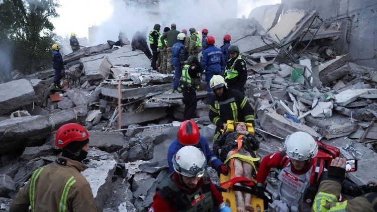 Equipes de resgate evacuam uma mulher ferida de um pr&eacute;dio de apartamentos danificado durante ataques com m&iacute;sseis e drones russos, em meio ao ataque da R&uacute;ssia &agrave; Ucr&acirc;nia, em Kiev, Ucr&acirc;nia, 14 de maio de 2026. REUTERS/Thomas Peter
