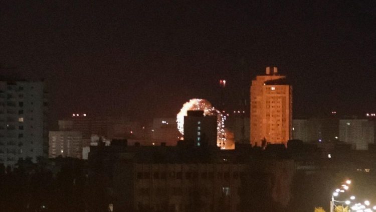 Um drone atinge um pr&eacute;dio de apartamentos durante um ataque russo com m&iacute;sseis e drones, em meio ao ataque da R&uacute;ssia &agrave; Ucr&acirc;nia, em Kiev, Ucr&acirc;nia, em 14 de maio de 2026. REUTERS/Vladyslav Sodel