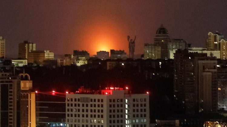 Uma explos&atilde;o ilumina o c&eacute;u sobre a cidade durante um ataque russo com m&iacute;sseis e drones, em meio ao ataque da R&uacute;ssia &agrave; Ucr&acirc;nia, em Kiev, Ucr&acirc;nia, em 14 de maio de 2026. REUTERS/Gleb Garanich