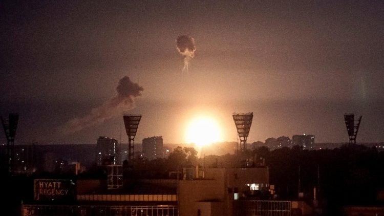 Uma explos&atilde;o ilumina o c&eacute;u sobre a cidade durante um ataque russo com m&iacute;sseis e drones, em meio ao ataque da R&uacute;ssia &agrave; Ucr&acirc;nia, em Kiev, Ucr&acirc;nia, em 14 de maio de 2026. REUTERS/Anna Voitenko
