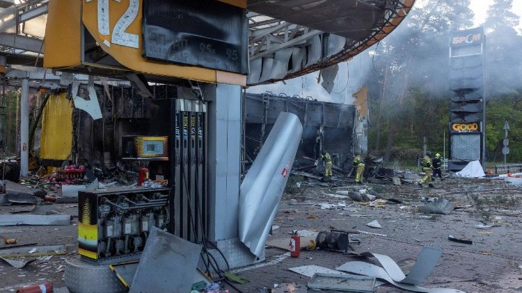 Bombeiros trabalham em um posto de gasolina danificado durante uma noite de ataques com m&iacute;sseis e drones russos, em meio ao ataque da R&uacute;ssia &agrave; Ucr&acirc;nia, em Kiev, Ucr&acirc;nia, em 14 de maio de 2026. REUTERS/Thomas Peter