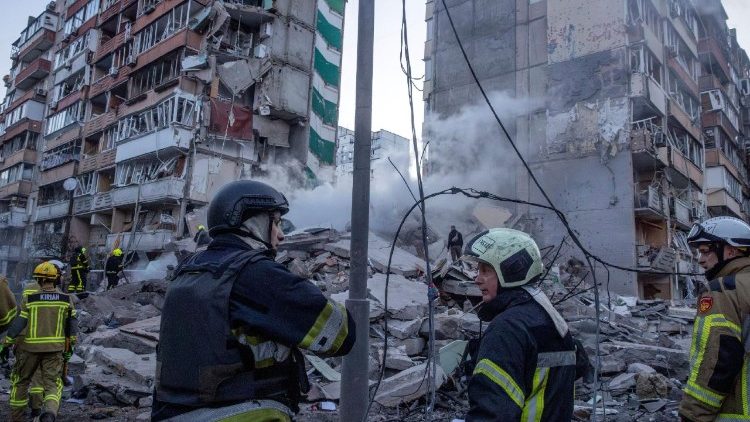 Equipes de resgate trabalham no local de um pr&eacute;dio de apartamentos que foi danificado e parcialmente desabado durante ataques com m&iacute;sseis e drones russos, em meio ao ataque da R&uacute;ssia &agrave; Ucr&acirc;nia, em Kiev, Ucr&acirc;nia, em 14 de maio de 2026. REUTERS/Thomas Peter