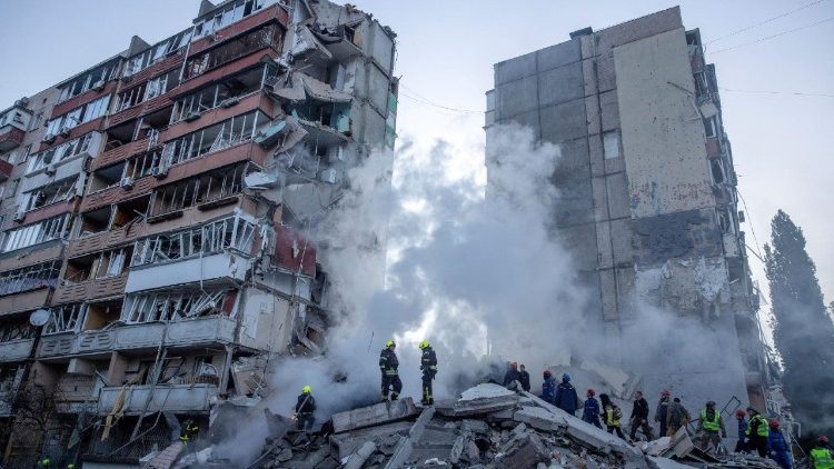 Equipes de resgate procuram pessoas sob os escombros de um pr&eacute;dio de apartamentos que foi danificado e parcialmente desabado durante ataques com m&iacute;sseis e drones russos, em meio ao ataque da R&uacute;ssia &agrave; Ucr&acirc;nia, em Kiev, Ucr&acirc;nia, em 14 de maio de 2026. REUTERS/Thomas Peter