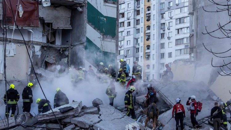 Equipes de resgate procuram pessoas sob os escombros de um pr&eacute;dio de apartamentos que foi danificado e parcialmente desabado durante ataques com m&iacute;sseis e drones russos, em meio ao ataque da R&uacute;ssia &agrave; Ucr&acirc;nia, em Kiev, Ucr&acirc;nia, em 14 de maio de 2026. REUTERS/Thomas Peter