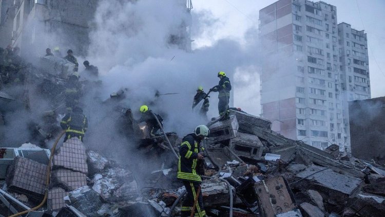 Equipes de resgate procuram pessoas sob os escombros de um pr&eacute;dio de apartamentos que foi danificado e parcialmente desabado durante