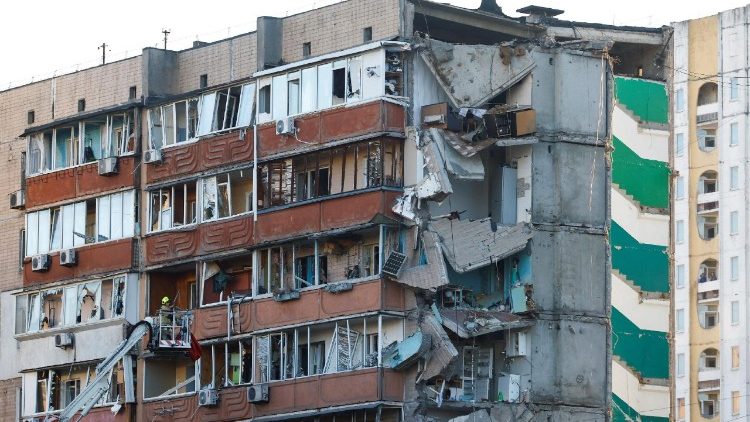 Danos em um pr&eacute;dio de apartamentos atingido por m&iacute;sseis e drones russos, em meio ao ataque da R&uacute;ssia &agrave; Ucr&acirc;nia, em Kiev, Ucr&acirc;nia, 14 de maio de 2026. REUTERS/Valentyn Ogirenko