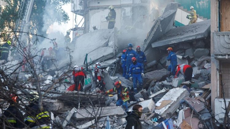 Equipes de resgate trabalham no local de um pr&eacute;dio de apartamentos danificado durante ataques com m&iacute;sseis e drones russos, em meio ao ataque da R&uacute;ssia &agrave; Ucr&acirc;nia, em Kiev, Ucr&acirc;nia, em 14 de maio de 2026. REUTERS/Valentyn Ogirenko