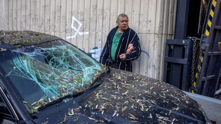 Um morador, Serhii, ferido por estilha&ccedil;os, est&aacute; ao lado de seu carro danificado em frente a um pr&eacute;dio de apartamentos que foi atingido e parcialmente destru&iacute;do durante ataques com m&iacute;sseis e drones russos, em meio ao ataque da R&uacute;ssia &agrave; Ucr&acirc;nia, em Kiev, Ucr&acirc;nia, 14 de maio de 2026. REUTERS/Thomas Peter