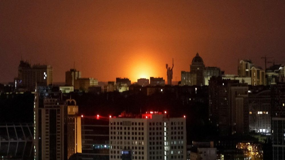 Uma explosão ilumina o céu sobre a cidade durante um ataque russo com mísseis e drones, em meio ao ataque da Rússia à Ucrânia, em Kiev, Ucrânia, em 14 de maio de 2026. REUTERS/Gleb Garanich