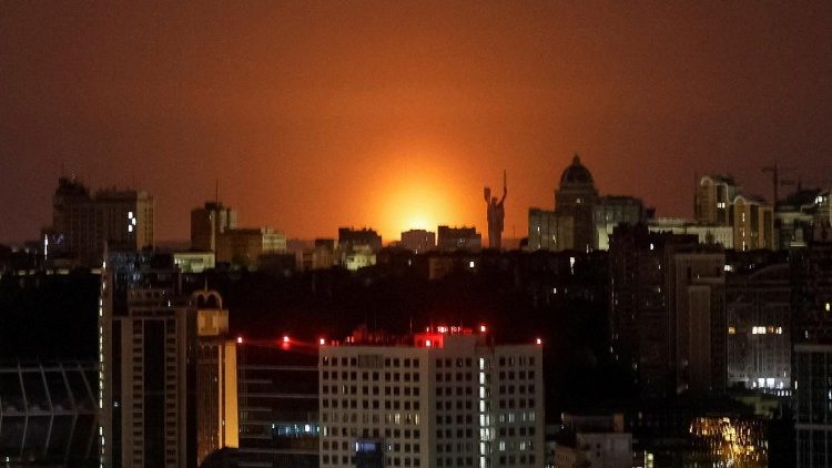 Uma explos&atilde;o ilumina o c&eacute;u sobre a cidade durante um ataque russo com m&iacute;sseis e drones, em meio ao ataque da R&uacute;ssia &agrave; Ucr&acirc;nia, em Kiev, Ucr&acirc;nia, em 14 de maio de 2026. REUTERS/Gleb Garanich