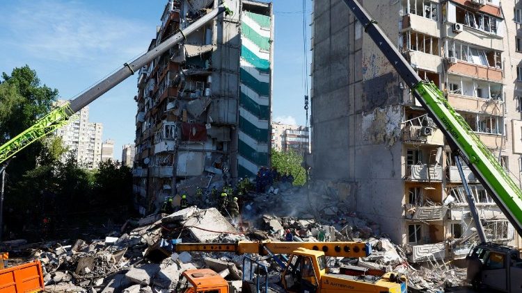Equipes de resgate trabalham no local de um pr&eacute;dio de apartamentos danificado durante ataques com m&iacute;sseis e drones russos, em meio ao ataque da R&uacute;ssia &agrave; Ucr&acirc;nia, em Kiev, Ucr&acirc;nia, em 14 de maio de 2026. REUTERS/Valentyn Ogirenko