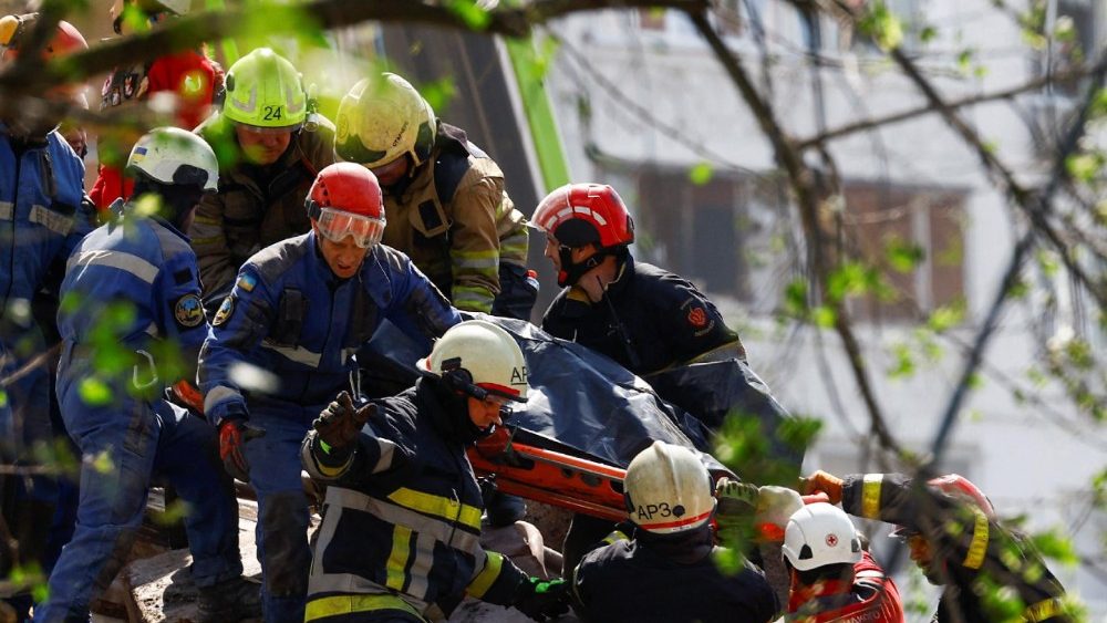 Equipes de resgate carregam o corpo de uma pessoa resgatada dos escombros de um prédio de apartamentos danificado por ataques de mísseis e drones russos, em meio à ofensiva da Rússia contra a Ucrânia, em Kiev, Ucrânia, 14 de maio de 2026. REUTERS/Valentyn Ogirenko