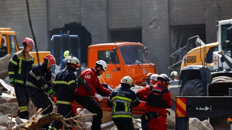 Equipes de resgate carregam o corpo de uma pessoa resgatada dos escombros de um pr&eacute;dio de apartamentos danificado por ataques de m&iacute;sseis e drones russos, em meio &agrave; ofensiva da R&uacute;ssia contra a Ucr&acirc;nia, em Kiev, Ucr&acirc;nia, 14 de maio de 2026. REUTERS/Valentyn Ogirenko