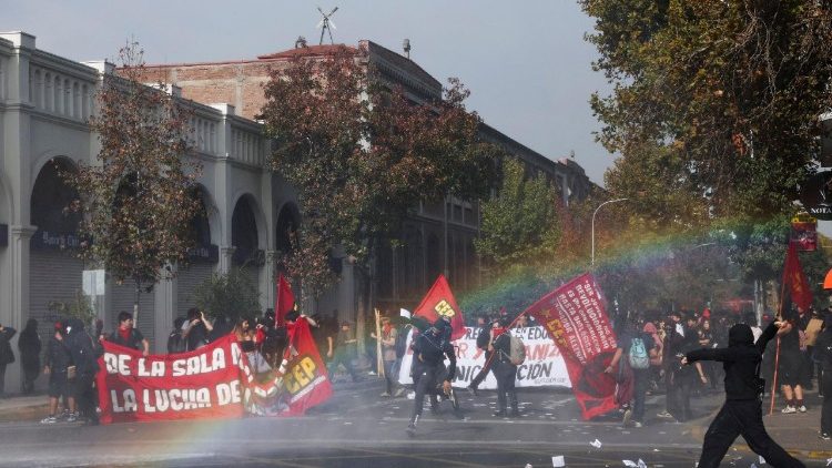 Chilenische Studenten protestieren in Santiago gegen die Politik der Regierung von Präsident José Antonio Kast