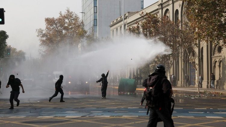 Chilean students protest against government policies