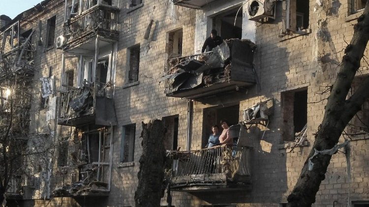 Moradores observam da varanda de um pr&eacute;dio de apartamentos danificado por um ataque de m&iacute;ssil russo, em meio ao ataque da R&uacute;ssia &agrave; Ucr&acirc;nia, em Dnipro, Ucr&acirc;nia, em 18 de maio de 2026. REUTERS/Stringer