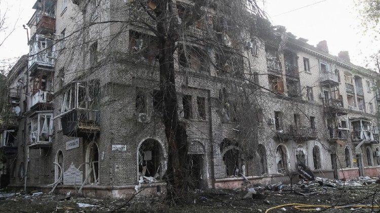 Local de um pr&eacute;dio de apartamentos danificado durante um ataque de m&iacute;ssil russo, em meio ao ataque da R&uacute;ssia &agrave; Ucr&acirc;nia, em Dnipro, Ucr&acirc;nia, 18 de maio de 2026. REUTERS/Stringer