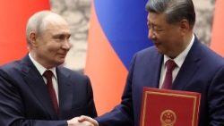 I presidenti di Russia e Cina, Putin e Xi, si stringono la mano a Pechino