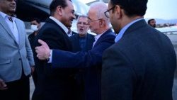 Il capo delle forze armate pakistane, Asim Munir, accolto a Teheran dal ministro degli Interni iraniano, Eskandar Momeni