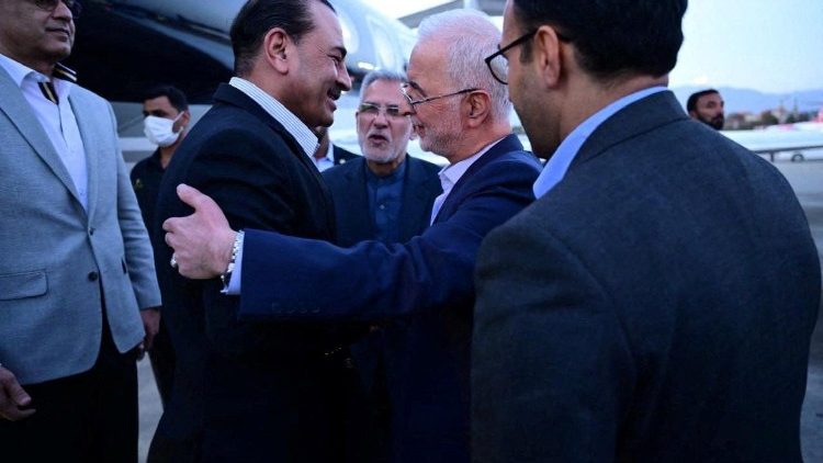 Il capo delle forze armate pakistane, Asim Munir, accolto a Teheran dal ministro degli Interni iraniano, Eskandar Momeni
