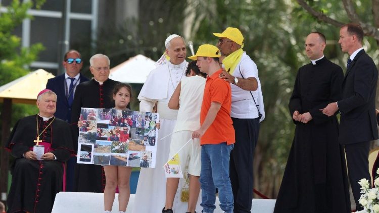 Otro momento del Papa Le&oacute;n con los fieles de Acerra