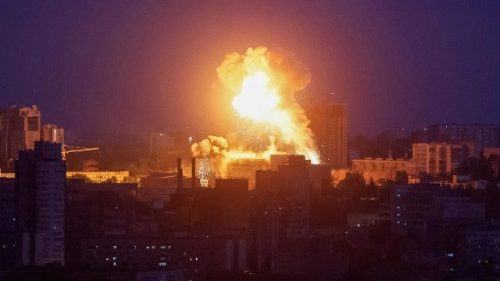 Centenas de drones e m&iacute;sseis russos sobre Kiev deixam mortos e feridos