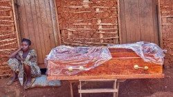 Una donna congolese fuori dalla porta di un uomo sospettato di essere morto di Ebola