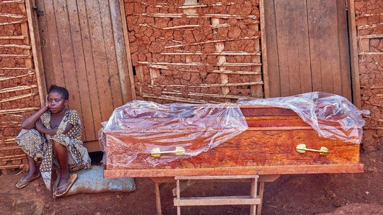 Una donna congolese fuori dalla porta di un uomo sospettato di essere morto di Ebola
