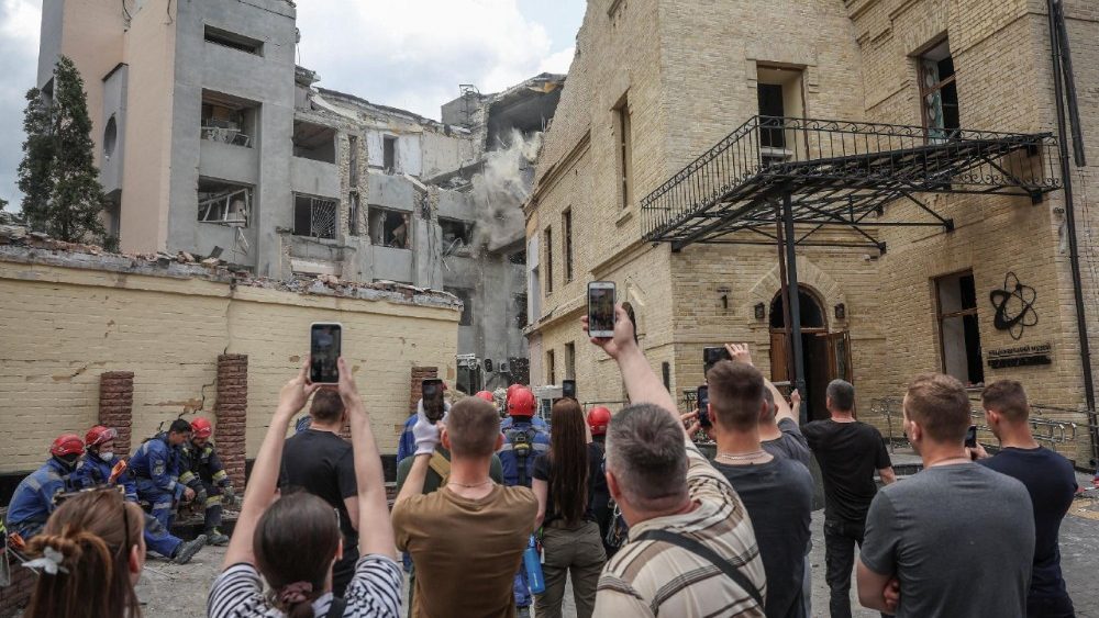 Pessoas filmam equipes de resgate trabalhando no local do ataque russo com mísseis e drones de ontem, onde o Museu Nacional Ucraniano de Chernobyl foi danificado, em meio ao ataque da Rússia à Ucrânia, em Kiev, Ucrânia, 25 de maio de 2026. REUTERS/Alina Smutko