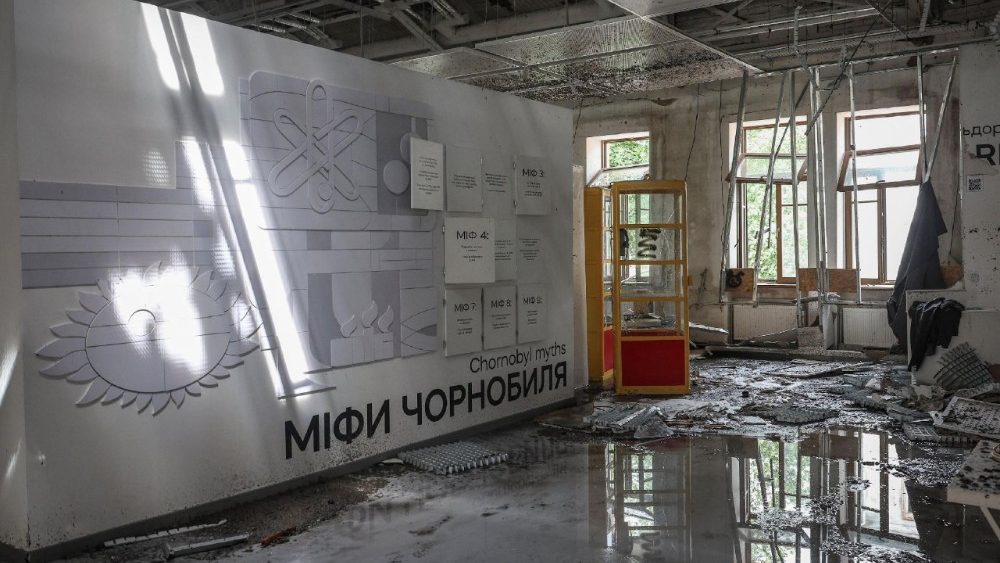Vista do interior do edifício do Museu Nacional Ucraniano de Chernobyl, danificado durante o ataque russo com mísseis e drones de ontem, em meio à ofensiva da Rússia contra a Ucrânia, em Kiev, Ucrânia, 25 de maio de 2026. REUTERS/Alina Smutko