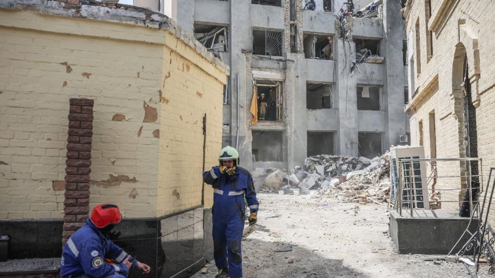 Equipes de resgate trabalham no local do ataque russo com mísseis e drones de ontem, onde o Museu Nacional Ucraniano de Chernobyl foi danificado, em meio ao ataque da Rússia à Ucrânia, em Kiev, Ucrânia, 25 de maio de 2026. REUTERS/Alina Smutko