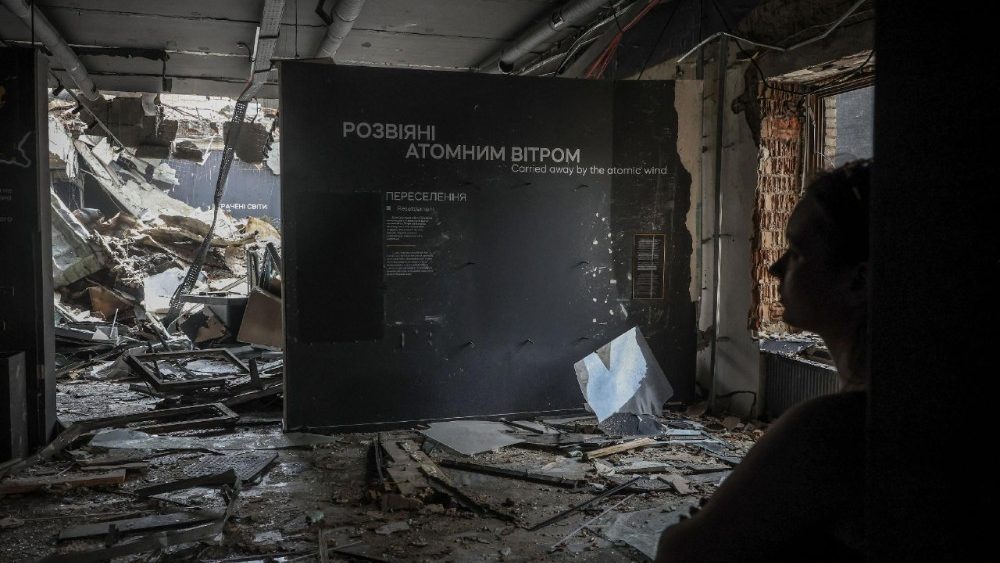 Uma mulher aparece dentro do prédio do Museu Nacional Ucraniano de Chernobyl, que foi danificado durante o ataque russo com mísseis e drones de ontem, em meio ao ataque da Rússia à Ucrânia, em Kiev, Ucrânia, 25 de maio de 2026. REUTERS/Alina Smutko