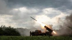 Militari della 148ª Brigata di Artiglieria Separata Zhytomyr delle Forze Armate ucraine sparano con un sistema lanciarazzi multiplo BM-21 Grad contro le truppe russe