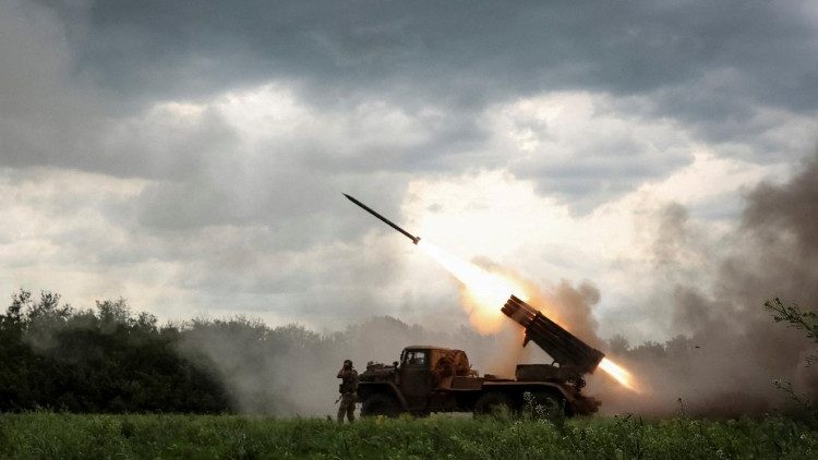 Militari della 148ª Brigata di Artiglieria Separata Zhytomyr delle Forze Armate ucraine sparano con un sistema lanciarazzi multiplo BM-21 Grad contro le truppe russe