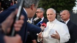 Leó pápa nyilatkozik az újságíróknak Castel Gandolfo-ban