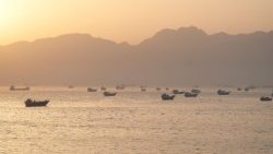 Imbarcazioni bloccate al largo dello stretto di Hormuz