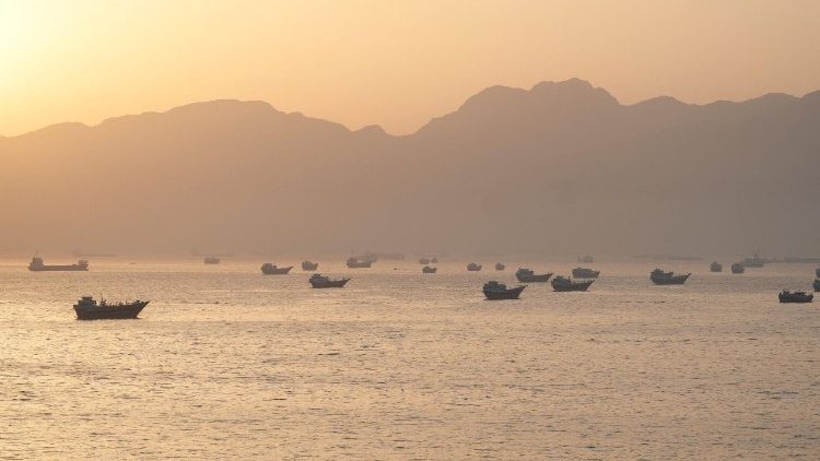 Imbarcazioni bloccate al largo dello stretto di Hormuz