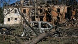 Local de um ataque russo com drones e mísseis, em meio à ofensiva da Rússia contra a Ucrânia, em Dnipro, Ucrânia, 2 de junho de 2026. REUTERS/Stringer