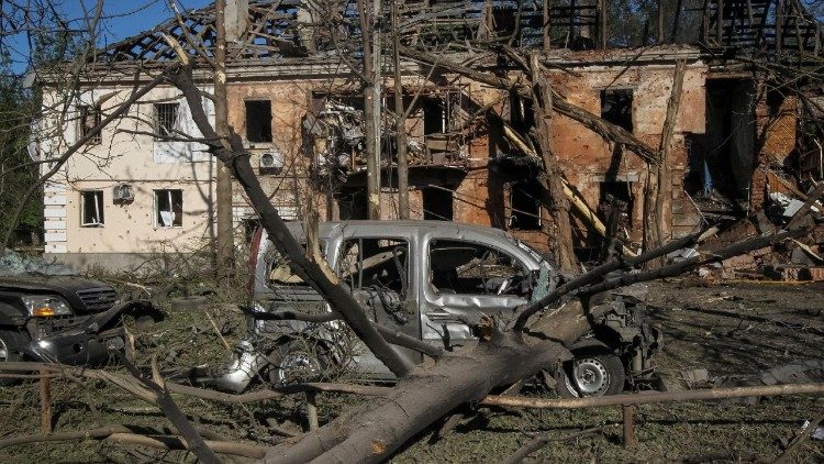 Local de um ataque russo com drones e mísseis, em meio à ofensiva da Rússia contra a Ucrânia, em Dnipro, Ucrânia, 2 de junho de 2026. REUTERS/Stringer