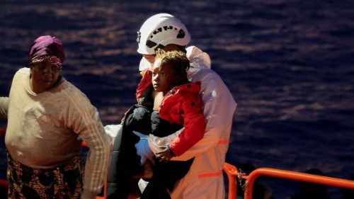 Papa nas Can&aacute;rias &eacute; um sinal esperan&ccedil;a para os migrantes, diz dom Mazuelos