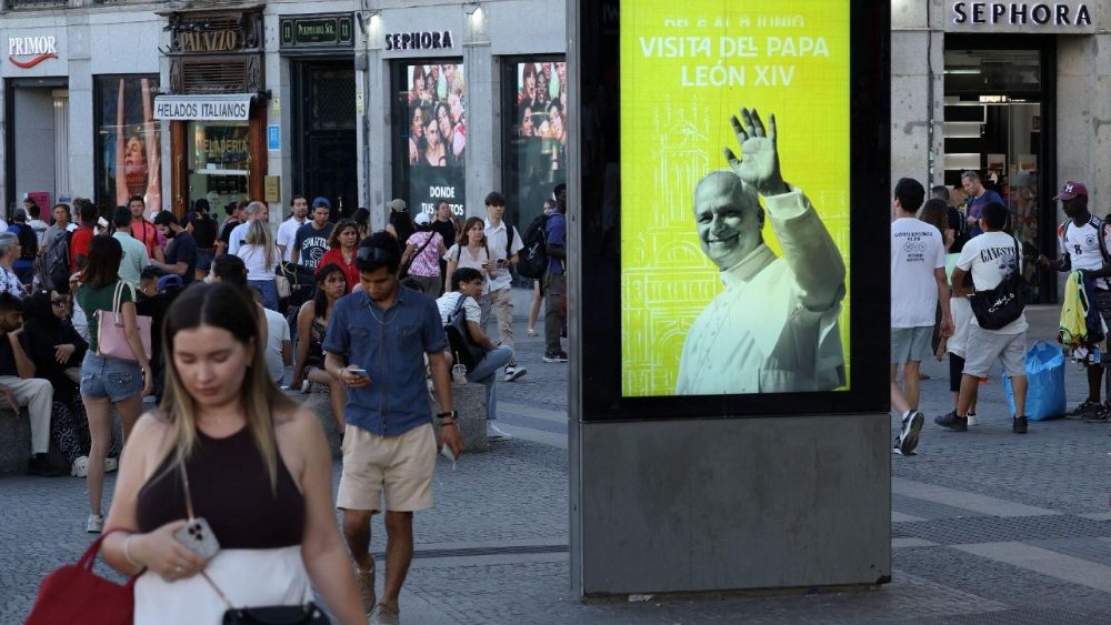 Une affiche de Léon XIV, sur la célèbre plaza del Sol