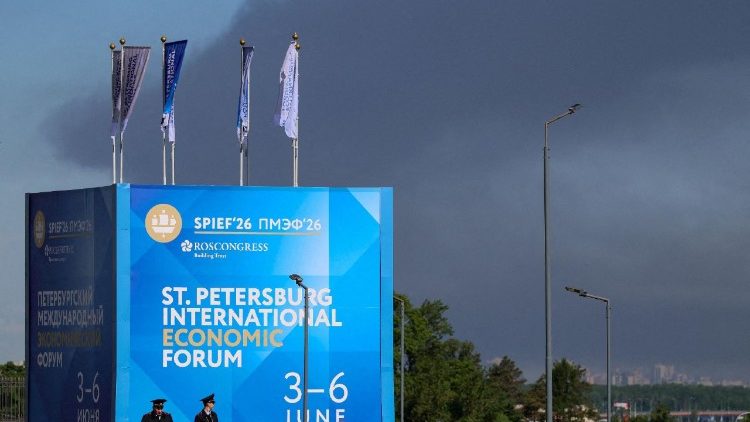 Fumo che sale dalla Città di San Pietroburgo colpita da droni, mentre si tiene il Forum economico russo