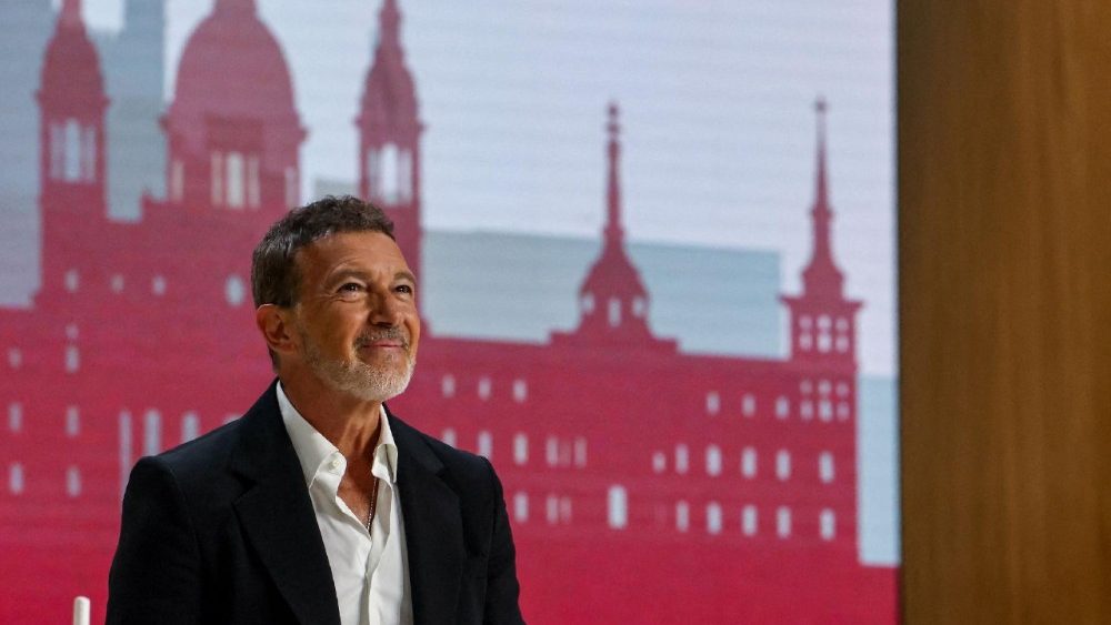 Actorul Antonio Banderas vorbind la întâlnirea cu tema  "Crearea de rețele cu lumea culturii, artei, economiei și sportului", desfășurată la "Movistar Arena" din Madrid, duminică, 7 iunie 2026