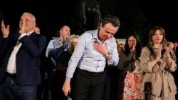 Kryetari i lëvizjes "Vetëvendosje", Albin Kurti, përshendet mbështetësit pas votimeve të djeshme.