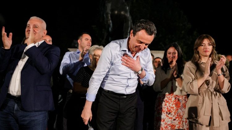 Kryetari i lëvizjes "Vetëvendosje", Albin Kurti, përshendet mbështetësit pas votimeve të djeshme.