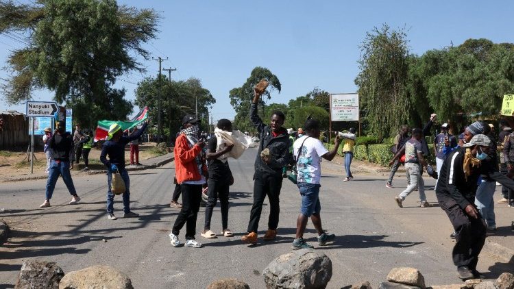 Manifestanti partecipano a una protesta contro un piano di quarantena per l'Ebola sostenuto dagli Stati Uniti