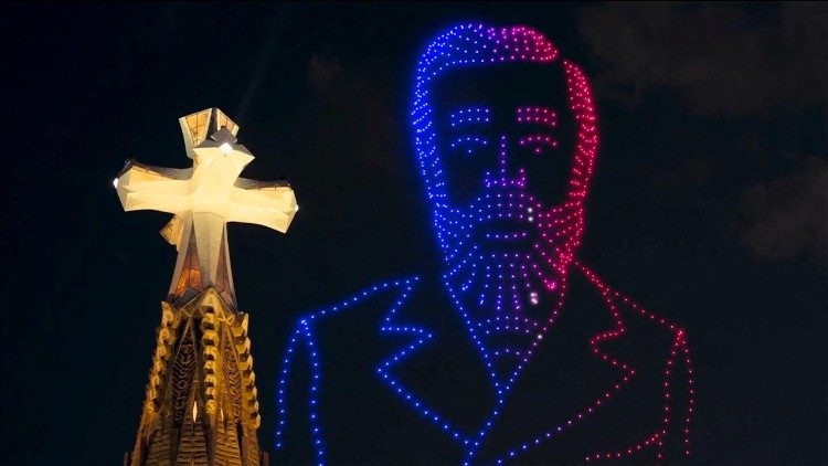 Drones formam o rosto do arquiteto catal&atilde;o Antoni Gaud&iacute; durante a b&ecirc;n&ccedil;&atilde;o e inaugura&ccedil;&atilde;o da Torre de Jesus Cristo na Bas&iacute;lica da Sagrada Fam&iacute;lia, durante a viagem apost&oacute;lica do Papa Le&atilde;o XIV em Barcelona, ​​Espanha, em 10 de junho de 2026. VISITA PAPA LE&Atilde;O XIV/Divulga&ccedil;&atilde;o via REUTERS