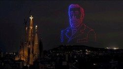 Drony vytvořily světelný potrét Antoni Gaudiho, architekta baziliky Sagrada Família