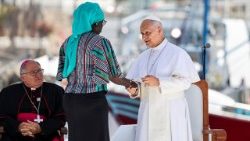 El Papa León XIV estrecha la mano de una voluntaria que lee el testimonio de una víctima de la trata de personas, Gran Canaria, España. 
