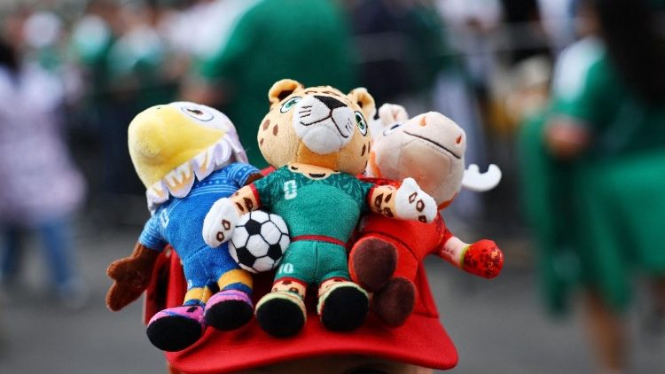 Un tifoso indossa un cappello con le mascotte della Coppa del Mondo FIFA 2026, fuori dallo stadio Azteca di Città del Messico, prima della partita di apertura dei Mondiali